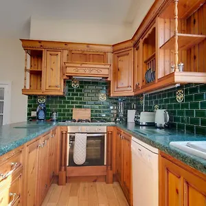 Apartment Carnegie Library: Shakespeare 3 Bedroom
